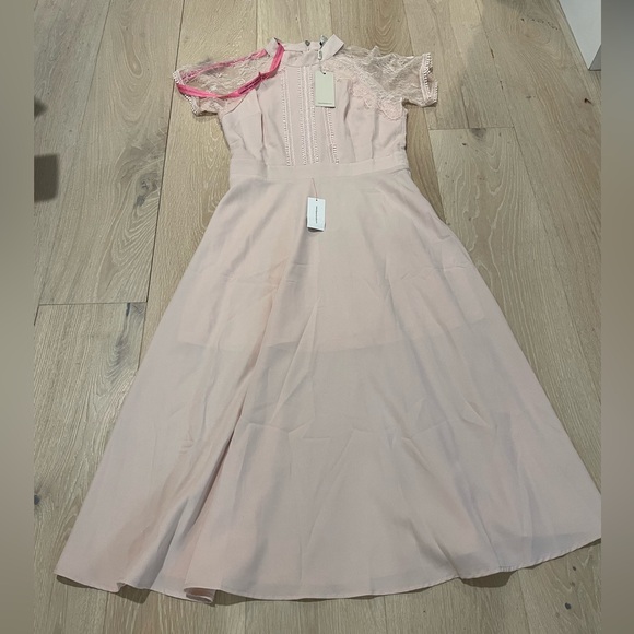 Liquorish A-line pale pink dress with lace details - Picture 5 of 8